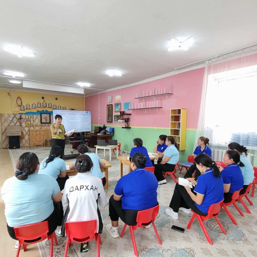 2025-2026 оны хичээлийн жилд хэрэгжих зорилго зорилтонд багш ажилтан нараас санал авч хэлэлцүүлэг хийлээ. Эрхлэгч В.Отгонхүү багш багшийн туслах нарын ажлын төлөвлөгөө хэрхэн боловсруулах чиглэл өгч хамтран ажиллалаа.